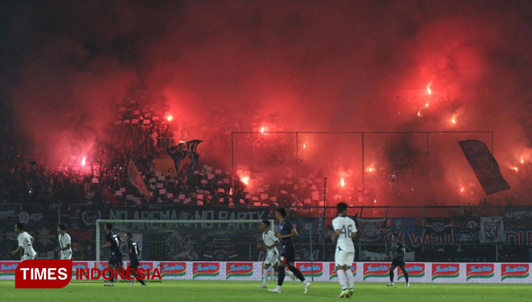 Aremania saat menyalakan flare  saat pertandingan Arema FC melawan PSIS di Stadion Kanjuruhan, 5 Agustus 2022 lalu. (Foto: Tria Adha/TIMES Indonesia)