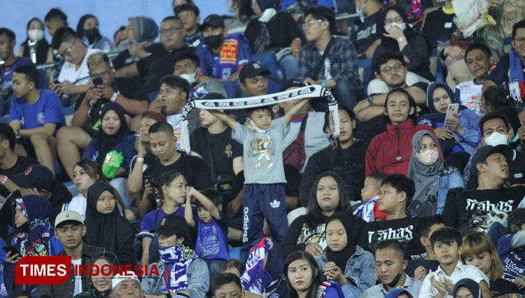 Aremania menyambut kembalinya laga sepak bola dengan penonton setelah wabah covid-19. (Foto: Tria Adha/TIMES Indonesia)