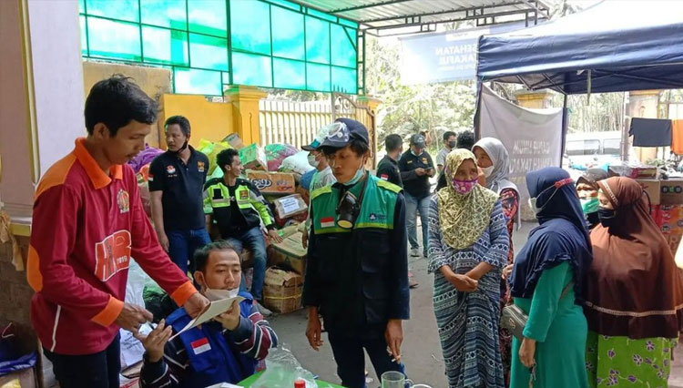 Kegiatan Sosial Anggota Info Lantas Sidoarjo (ILS) saat mengirimkan bantuan kepada korban bencana. (Foto: ILS for TIMES Indonesia)
