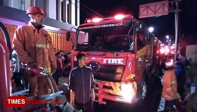 Petugas-PMK-Kota-Batu-berjibaku-memadamkan-api-2.jpg