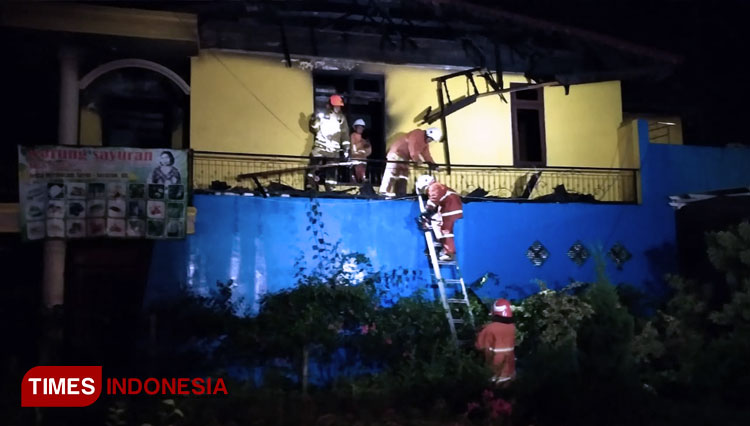 Petugas-PMK-Kota-Batu-berjibaku-memadamkan-api-3.jpg