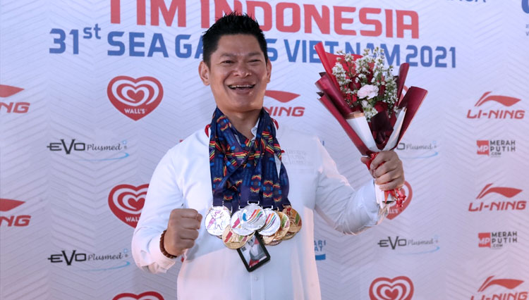 Ketua National Olympic Commitee (NOC) Indonesia, Raja Sapta Oktohari saat menyambut kedatangan atlet Indonesia di Bandara Soekarno-Hatta. (FOTO: Dokumen/Kemenpora)