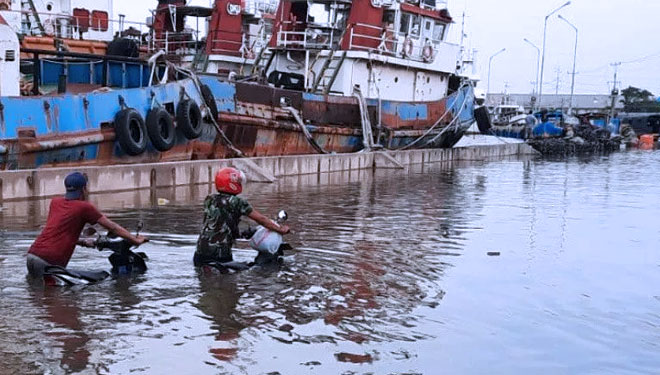 Tanggul Rob Jebol, Banjir Dua meter Landa Pesisir Kota Semarang