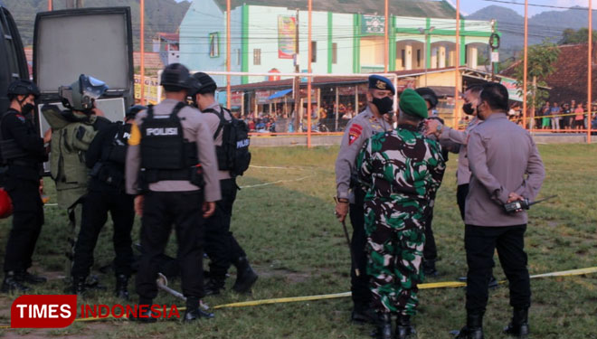 Aparat kepolisian Polres Majalengka akan mengevakuasi pelaku bom. (FOTO: Herik Diana/TIMES Indonesia)