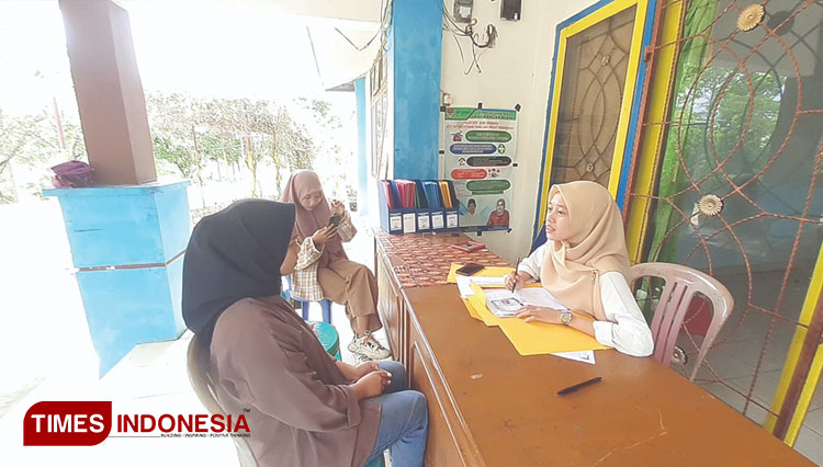 Salah seorang pencari kerja tengah melakukan pendaftaran giat pelatihan berbasis kompetensi tahun 2022, berlangsung di Gedung UPTD BLK Kota Pagaralam. (Foto : Asnadi/Times Indonesia)