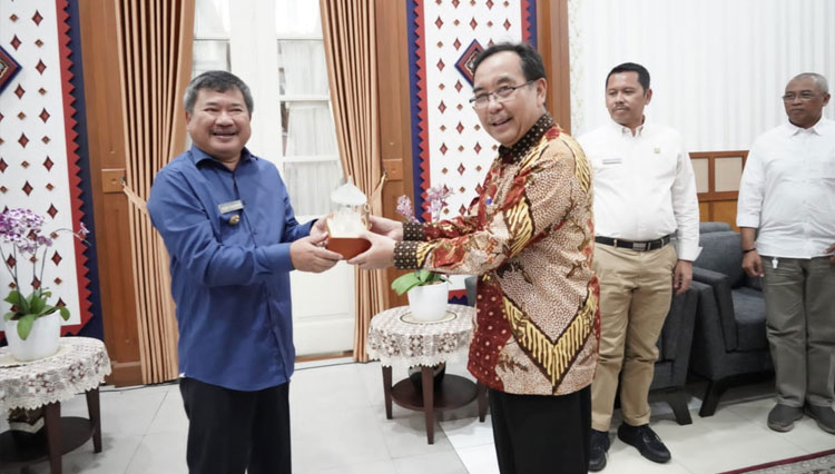 Bupati Garut Rudy Gunawan memberikan kenang-kenangan kepada Rektor Universitas Pendidikan Indonesia (UPI) Prof. Dr. M. Solehudin, usai penandatanganan MoU bersama, Selasa (24/5/2022).
