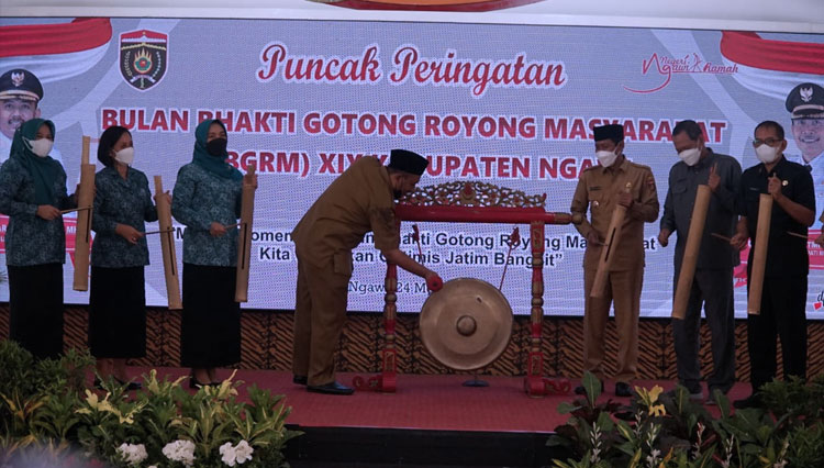 Foto: Bupati Ony menabuh gong di puncak BBGRM XIX Kabupaten Ngawi. (Protokol for TIMES INDONESIA)Foto: Bupati Ony saat memberikan sambutan. (FOTO: Protokol for TIMES Indonesia)