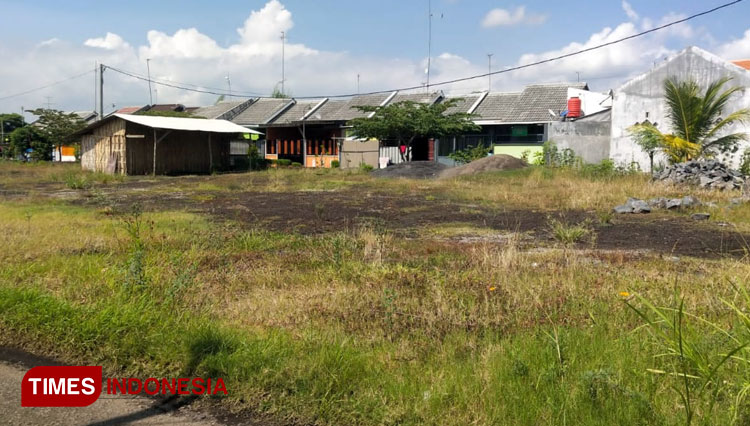 Lahan kosong tersebut mulanya akan dibangun gedung pertemuan milik Ahlul Bait Indonesia. Tapi rencana itu ditolak oleh warga Desa Pabean, Kecaman Dringu. (FOTO: Sri Hartini/TIMES Indonesia)