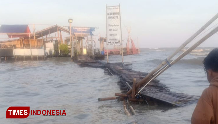 Pantai Karangsong Indramayu terpaksa tutup untuk sementara waktu karena dampak banjir rob yang mengakibatkan beberapa Fasilitas yang dimiliki mengalami kerusakan yang cukup parah. (Foto: Selamet Hidayat/TIMES Indonesia)