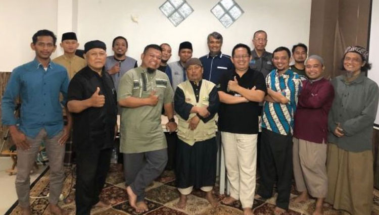 Peserta workshop Pemberdayaan Masyarakat Berbasis Pesantren dan Pengelolaan Zakat foto bersama Profesor Sigit Iko Suganda di studio utama Muslim Community Yogyakarta. (Foto: Baitul Maal Merapi Merbabu for TIMES Indonesia) .