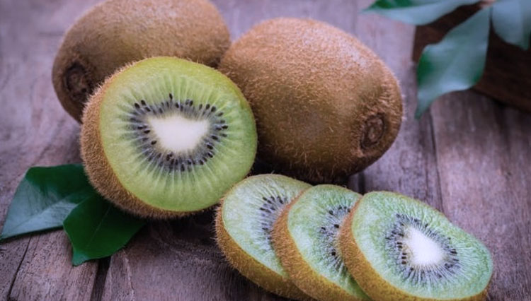 Kiwi, salah satu buah yang kaya vitamin C. (FOTO: iStock)