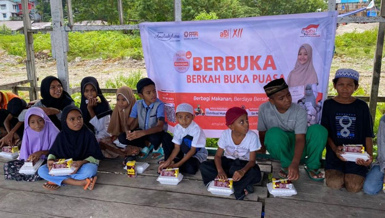 Santri-santri Rumah Tahfidz di Papua Barat dan Kalimantan Selatan menikmati buka puasa dari Amaliah Astra dan LAZNAS PPPA Daarul Qur'an. (Foto: PPPA Daarul Qur’an for TIMES Indonesia)
