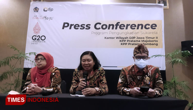 Kakanwil DJP Jawa Timur II dalam Konferensi pers yang digelar di Lynn Hotel Kota Mojokerto, Rabu (25/5/2022) (Foto: Thaoqid Nur/TIMES Indonesia)