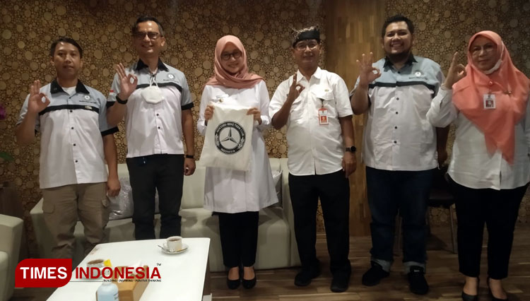 Pengurus Komunitas Mercedes-Benz Tiger Club Indonesia (MTC Ina), saat bertemu Bupati Banyuwangi, Ipuk Fiestiandani dan Kadispar, M Yanuar Bramuda. (Foto: Dokumentasi TIMES Indonesia)