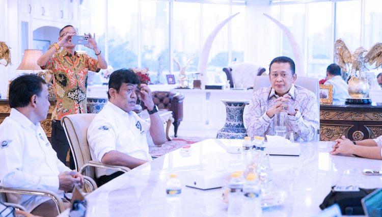 Ketua MPR RI Bambang Soesatyo menerima jajaran IMI, Sport Talenta Indonesia dan Bekarya Otomotif Sukses sebagai promotor lokal pelaksana FIM MiniGP Indonesia Series 2022, di Jakarta, Selasa (24/5/2022). (foto: dok IMI)