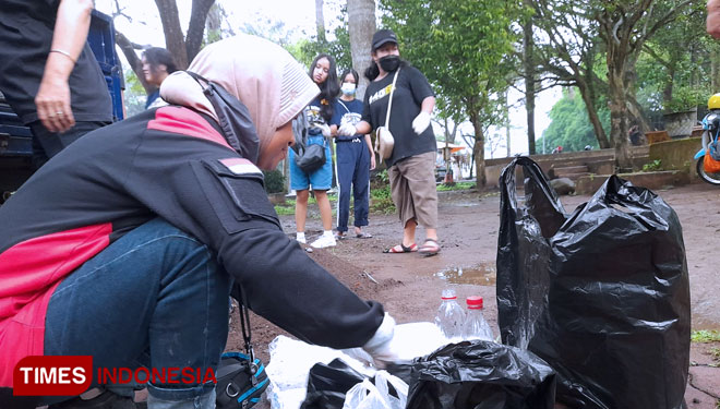 Sejumlah Komunitas Bersihkan Alun-Alun Bondowoso, Terkumpul Dua Kuintal Sampah