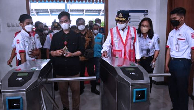 Menhub Budi Karya Sumadi bersama Wali Kota Solo Gibran Rakabuming Raka. (FOTO: dok. Kemenhub)