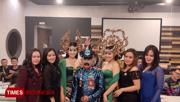 Grup musik Hasoe Angels memamerkan kostum unik dan nyentrik berfoto bersama sebelum pentas di Liquid Bar & Kitchen Yogyakarta. (FOTO: Hendro S.B/TIMES Indonesia)