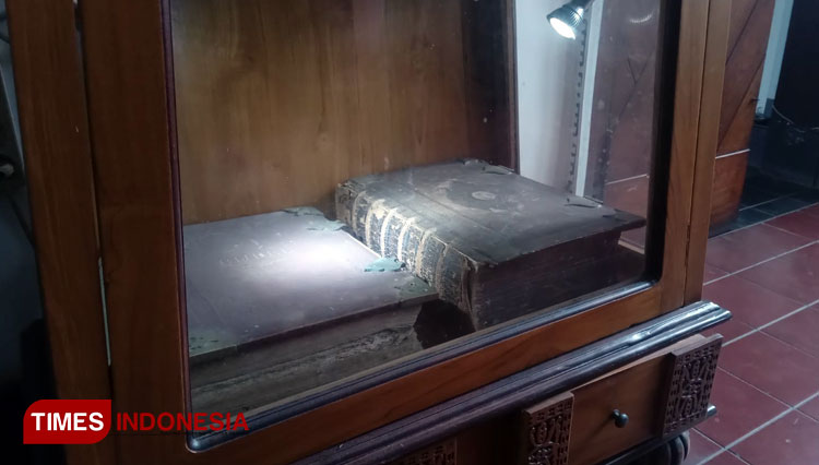 Terlihat dua Alkitab peninggalan Belanda yang ada di almari GPIB Immanuel Malang. (Foto: Rizky Kurniawan Pratama/TIMES Indonesia)