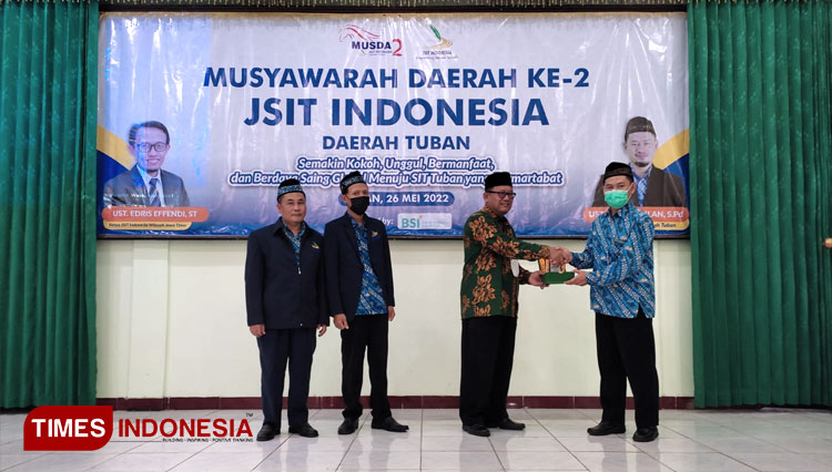 Mohamad Sahlan saat menyerahkan cinderamata ke Ismail Dinas Pendidikan Kabupaten Tuban disaksikan JSIT Indonesia Wilayah Jawa Timur. (FOTO: Ikhwan Fahrudin/TIMES Indonesia) 