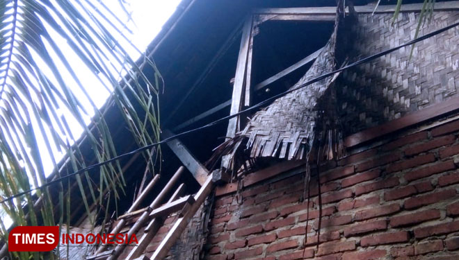 Bagian atap rumah yang dilalap kobaran api akibat korsleting kipas angin disebuah rumah warga di Kelurahan Pataruman (foto: Susi/TIMES Indonesia)