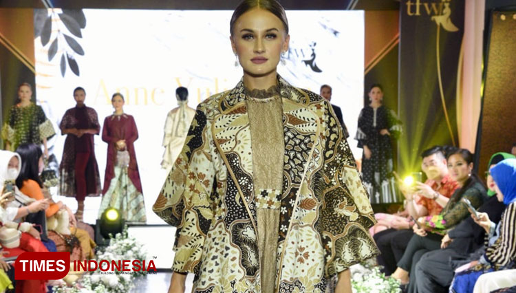 Unik, Desainer Anne Yulian Angkat Batik Trenggalek dengan Motif Cengkeh