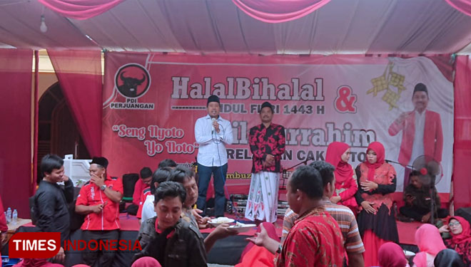 Sekretaris DPC PDI Perjuangan Gresik, Noto Utomo bersama kader potensial Caleg DPRD Jatim Hasanuddin (Foto: Akmal/TIMES Indonesia).