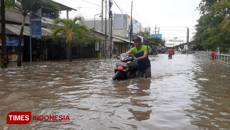 Suasana pemukiman warga yang tergenang banjir di Kecamatan Gending, Kabupaten Probolinggo. (Foto: Dicko W/TIMES Indonesia)