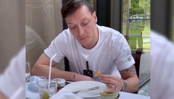 Mesut Ozil saat menikmati pisang goreng. (FOTO: Instagram Kemenparekraf)