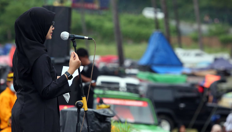 Bupati Banyuwangi Ipuk Fiestiandani saat membuka event tersebut di destinasi Grand Watu Dodol (GWD) (Foto : Humas Pemkab Banyuwangi)
