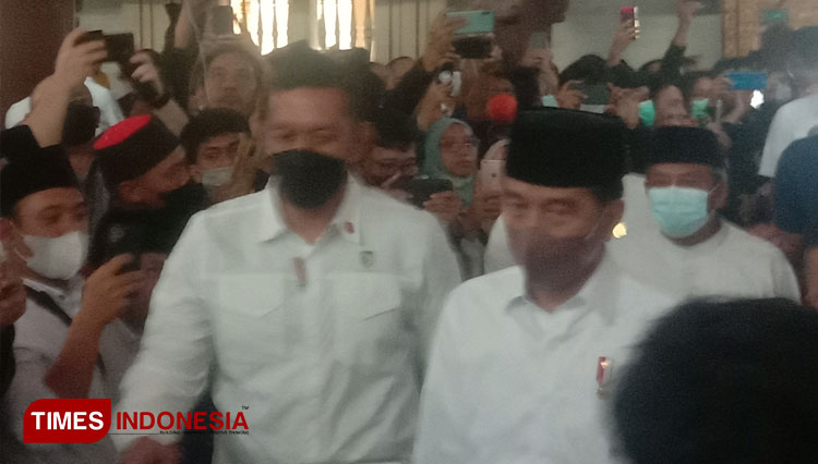 Presiden RI Jokowi saat melayat Mantan Ketua Umum PP Muhammadiyah Prof Dr Syafii Maarif di Masjid Gede, Kauman, Kota Yogyakarta, Jumat (27/5/2022). (FOTO: A Riyadi/TIMES Indonesia)