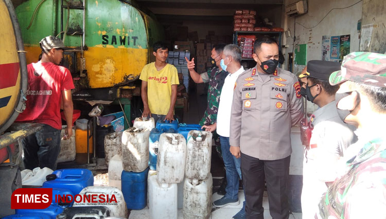 Pemerintah Kabupaten Indramayu bersama TNI dan Polri melakukan sidak harga dan ketersediaan minyak goreng, di pasar tradisional Karangampel Indramayu. (Foto: Selamet Hidayat/TIMES Indonesia)