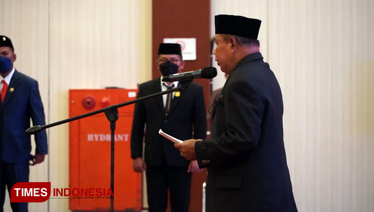 Wakil Gubernur Maluku Utara Al Yasin Ali saat melantik dan mengambil sumpah Pj Bupati Pulau Morotai. (Foto: Wahyudi/TIMES Indonesia).