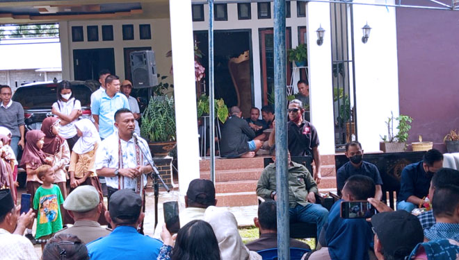 Pj Bupati Pulau Morotai M Umar Ali, SE saat tiba di kediamannya di Desa Wawama Morotai dan bertatap muka dengan Masyarakat. Sabtu, 28 Mei 2022. (Foto: Mun For TIMES Indonesia).