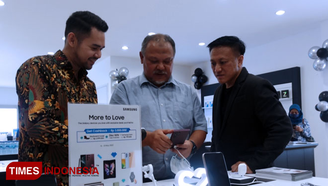 Head Exclusive Brand Store Reza Reginaldo, Deputy CEO Bumilindo Cecep Setyawira dan General Manager Buminet  Wahyudi saat pembukaan gerai Samsung di GWalk Citraland Surabaya. (Foto: Lely Yuana/TIMES Indonesia) 
