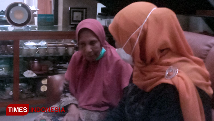 Gubernur Jawa Timur Khofifah Indar Parawansa ketika bertemu Nurkhalifah, isteri almarhum mantan Ketua Umum PP Muhammadiyah Prof Dr Syafii Maarif, Sabtu (28/5/2022). (FOTO: A Riyadi/TIMES Indonesia)