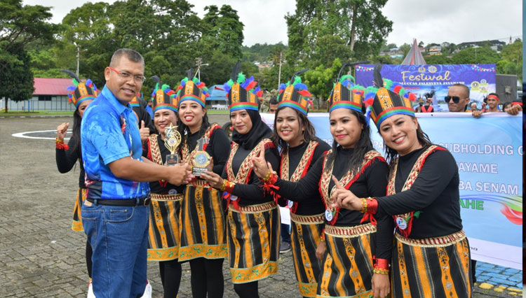 Lantamal IX menghelat Festival Goyang Jalesveva Jayamahe (JJM) senam atau tarian khas TNI Angkatan Laut di Lapangan Apel Markas Komando Lantamal IX Halong, Baguala, kota Ambon, Sabtu (28/05/2022). (Foto: Lantamal IX)