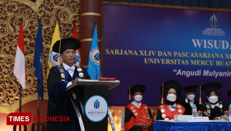 Rektor UMBY, Dr Agus Slamet STP MP ketika memberikan sambutan pada acara wisuda Sarjana dan Pascasarjana di Kampus 3 UMBY. (FOTO: Humas UMBY for TIMES Indonesia)