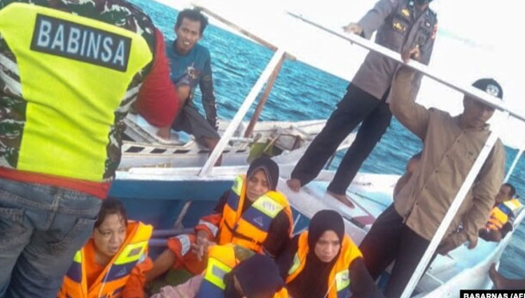 Tim penyelamat mengevakuasi beberapa korban tenggelamnya kapal feri dengan 43 penumpang di Selat Makassar. (Foto: BASARNAS via AFP/VOA)