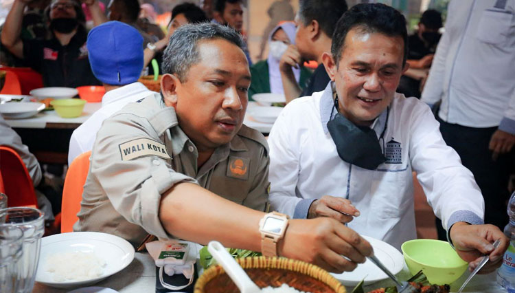 Wali Kota Bandung Yana Mulyana saat menyantap makanan tradisional Kota Bandung (Foto: Diskominfo for TIMES Indonesia)
