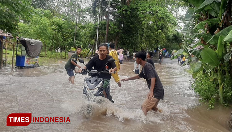 Warga terdampak banjir patut mewaspadai penyebaran penyakit, seperti kencing tikus, diare dan ISPA. (FOTO: Abdul Jalil/TIMES Indonesia)