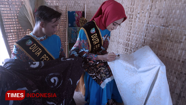 Duta Pemuda Jombang saat mengkampanyekan 'keren memakai batik Njombangan saat launching Diandra Galeri Batik Jombang. (FOTO : Rohmadi/TIMES Indonesia)