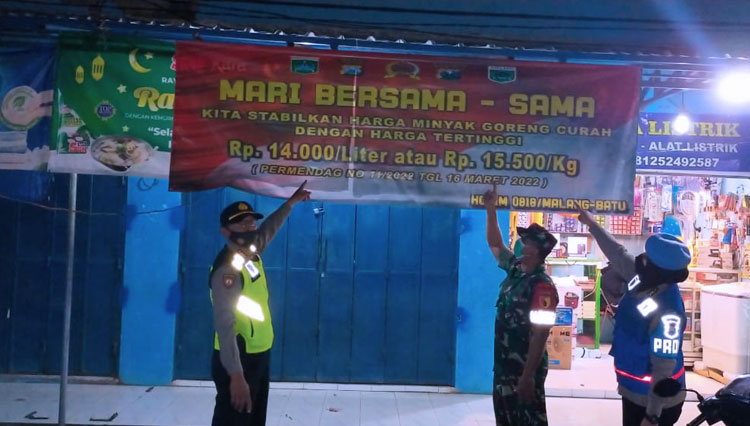 Polres Malang ketika memasang banner Imbauan terkait Minyak Goreng. (Foto: Humas Polres Malang for TIMES Indonesia).