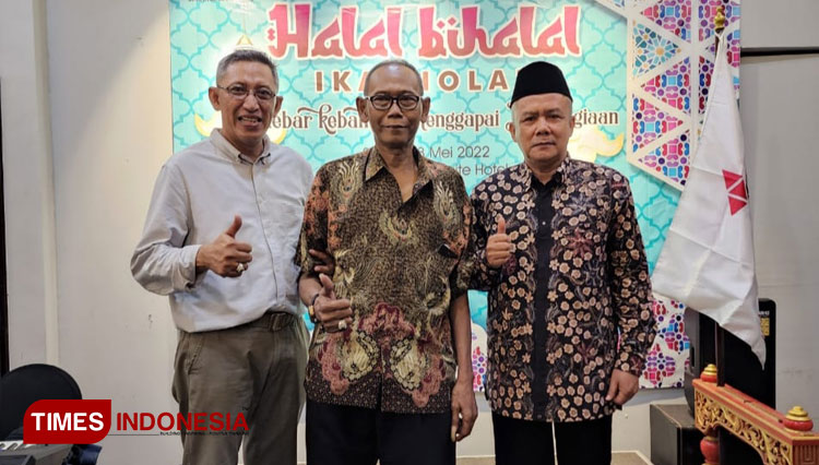 (kiri ke kanan) Ketua Umum IKA Rholaz Zainal Arief, Mardjuki dan Waka Humas SMPN 12 Surabaya Drs Abdul Mustain foto bersama saat acara halal bihalal di Hotel Grand Darmo Surabaya, Sabtu (28/5/2022) malam. (Foto: Lely Yuana/TIMES Indonesia) 