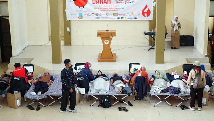 Pelaksanaan Kegiatan Donor Darah Dalam Rangka Hari Perlindungan Anak Internasional digelar TP PKK Kabupaten Garut di Gedung Islamic Center, Jalan Pramuka, Kabupaten Garut, Senin (30/5/2022). (Foto Dok Humas/Diskominfo Kabupaten Garut)