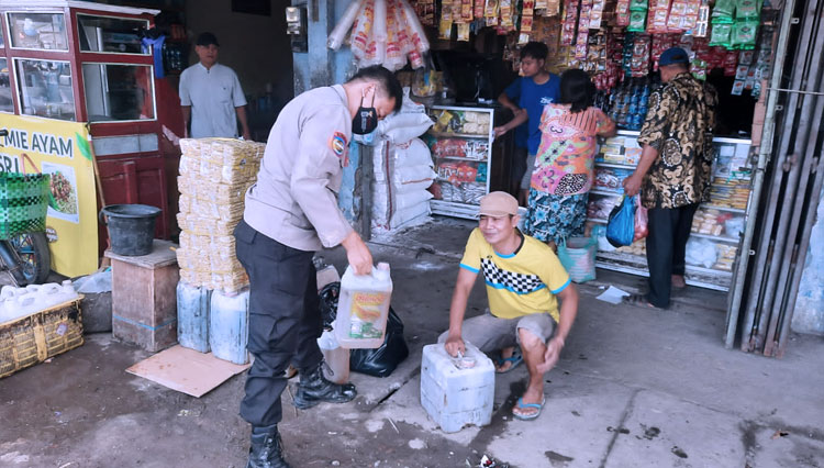 Antisipasi Kelangkaan Minyak Goreng, Jajaran Polres Tegal Kota Monitoring Toko Sembako