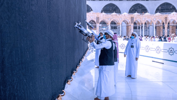 Bersihkan-Kiswah-Kabah-2.jpg