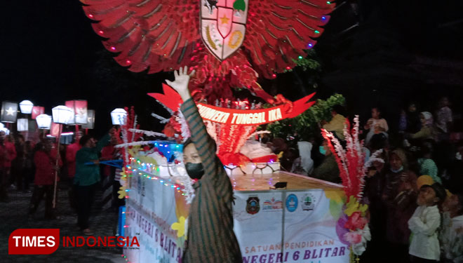 Peserta kirab lampion dalam Bedhol pusaka Grebeg Pancasila yang digelar Pemkot Blitar di Istana Gebang Kota Blitar Jawa Timur, Selasa (31/5/2022). (Foto: Sholeh/ TIMES Indonesia)