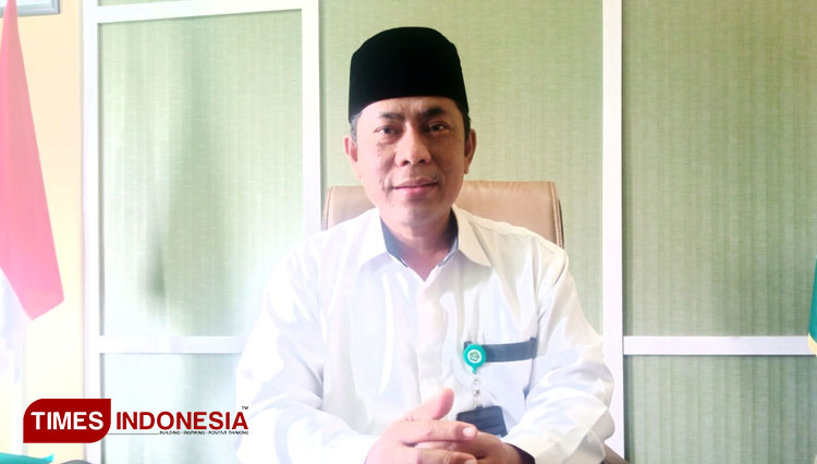 Kepala Kementerian Agama (Kemenag) Bontang, HM. Izzat Solihin, S.Ag, M.Pd saat ditemui di ruang kerjanya (Foto: Kusnadi/TIMES Indonesia)