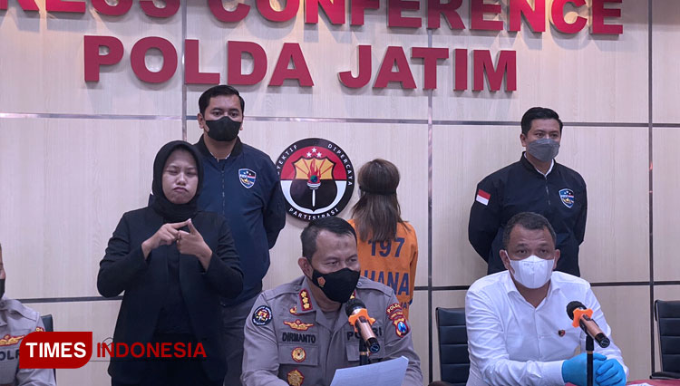 Press confrence kasus investasi bodong berkedok arisan tersangka APK asal Surabaya. (foto: Shinta Miranda/TIMES Indonesia)